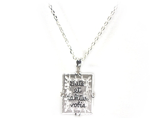 �uMaxim�v���e����̖����𒤂荞�񂾃z���C�g�N�H�[�c�l�b�N���X