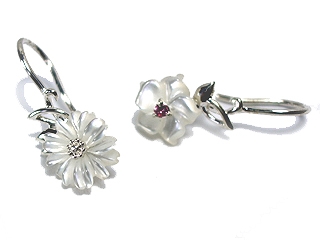 �uBlanc Fleur�v�����L��2�̉Ԃ������V���o�[�t�b�N�s�A�X