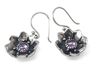 �uanemone�v�������ς��ɍ炭�A�l���l�̃V���o�[�t�b�N�s�A�X