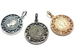 幸せの6ペンス銀貨を唐草透かし模様で飾った真鍮ネックトップ