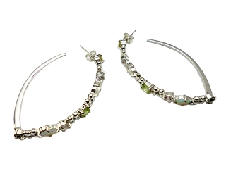 �V��̐΂��}�[�L�X�^�ɘA�˂��S�[�W���X�ȃV���o�[�s�A�X