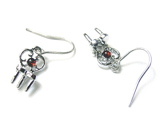 �y��A���z�A���e�B�[�N�`�F�A�[�`���[���̃V���o�[�s�A�X