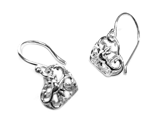 ���̊�������X�J�V�f�U�C���n�[�g�̃V���o�[�s�A�X