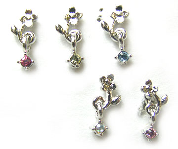 左よりローズ、ライトイエローグリーン、アクアブルー、オーロラ、ライトローズです。
オーロラは角度によりブルー、イエロー、ピンク、レッド等に見えます。
大きさは縦約22mmです。