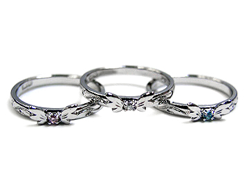 左よりピンク、クリア、ブルーです。デザイン部の大きさは縦約4mm、横約8mmです。