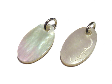 �y��A���z�����L�ɃA���x�X�N�̒���͗l����ꂽ�l�b�N���X�g�b�v